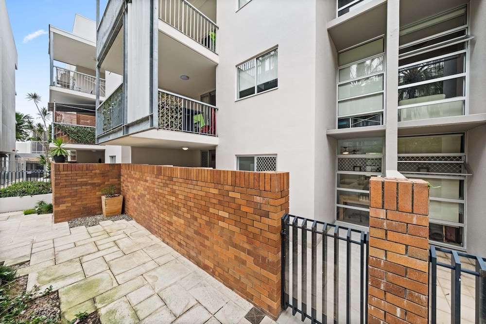 Vibrant 2-bed Apartment With Pool and Gym Access