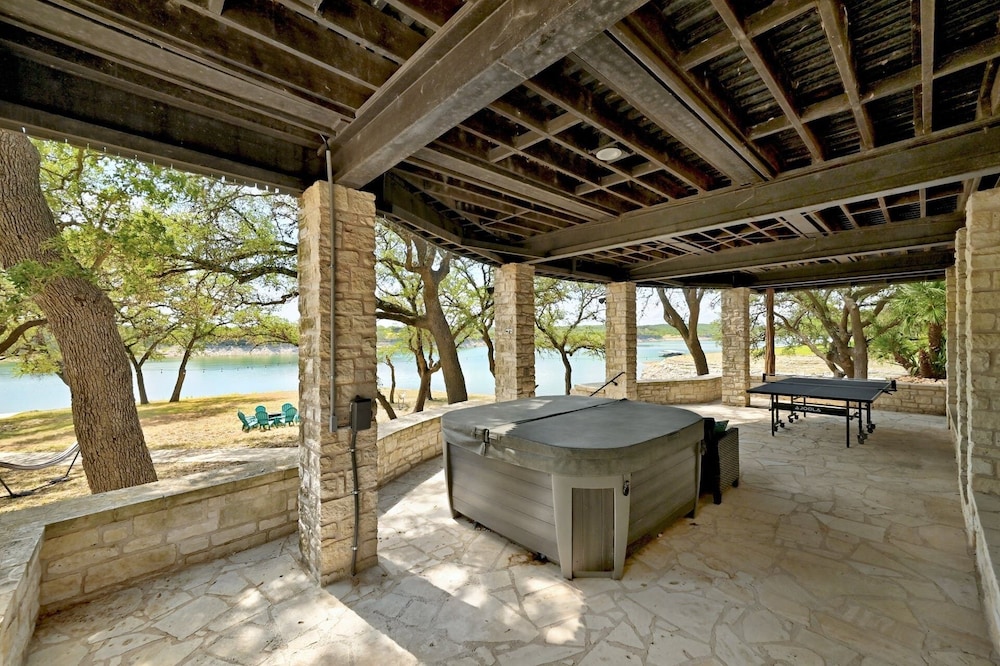 Luxury Lakefront Escape on Lake Travis