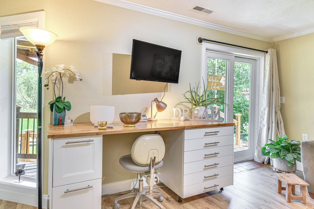 Backs to Wetlands: Tranquil Beaverton Retreat!