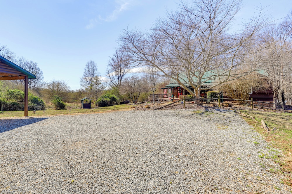Large Deck: Luxe 6-acre Retreat in Dahlonega!
