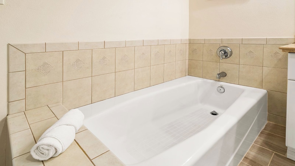 Concierge Included - Close to Pool - AC & Wifi! - Vrkcv