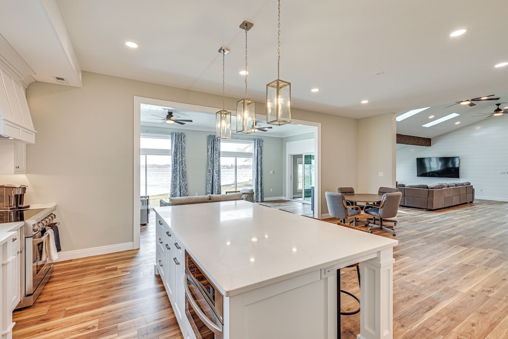 Views, Swimming & Family Fun: Chapman Lake Retreat