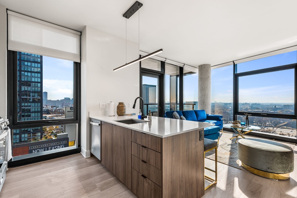 West Loop Getaway Balcony Dining Steps Quiet