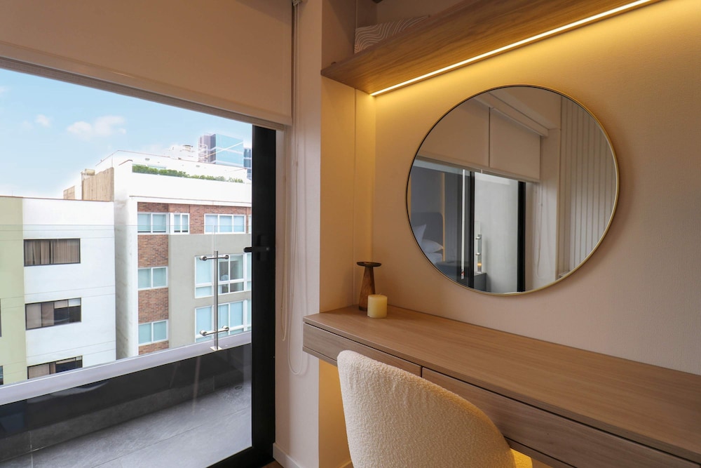 w Elegant 2BR w Balcony Near Larcomar