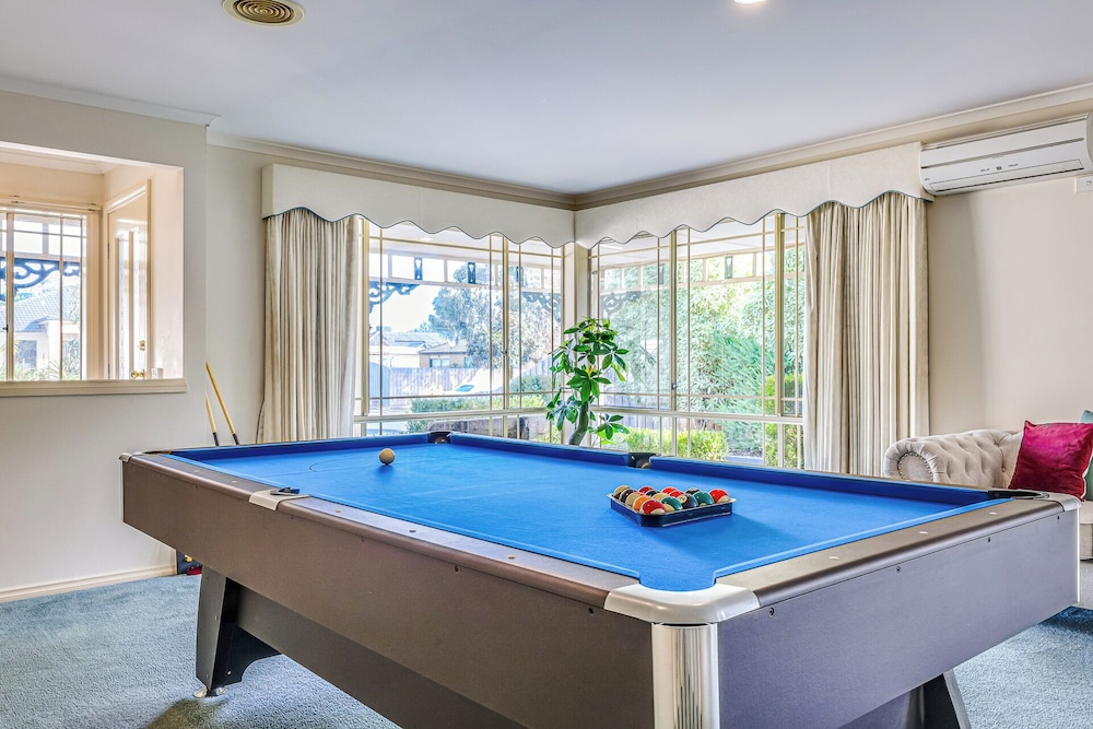 StayAU Family Retreat w/Pool Table in Cranbourne