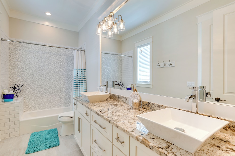 Family-friendly Santa Rosa Home: Walk to Beach!