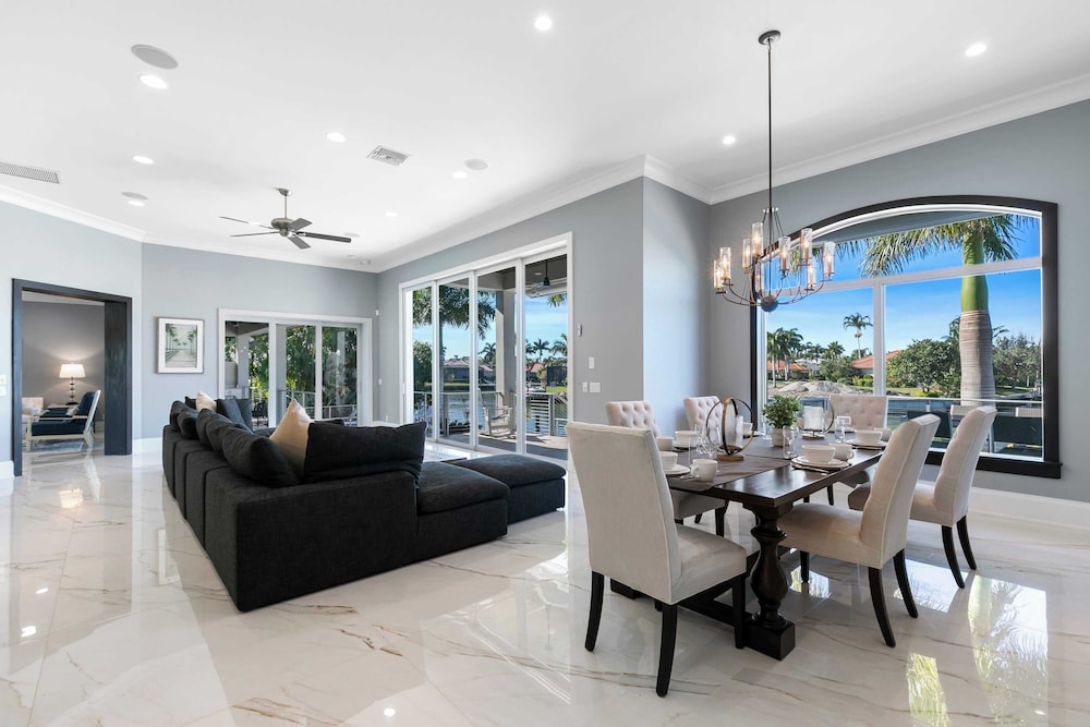 Marco Polo by Avantstay Waterfront 5bdr, Pool, Spa, Fire Pit, Walk to Beach