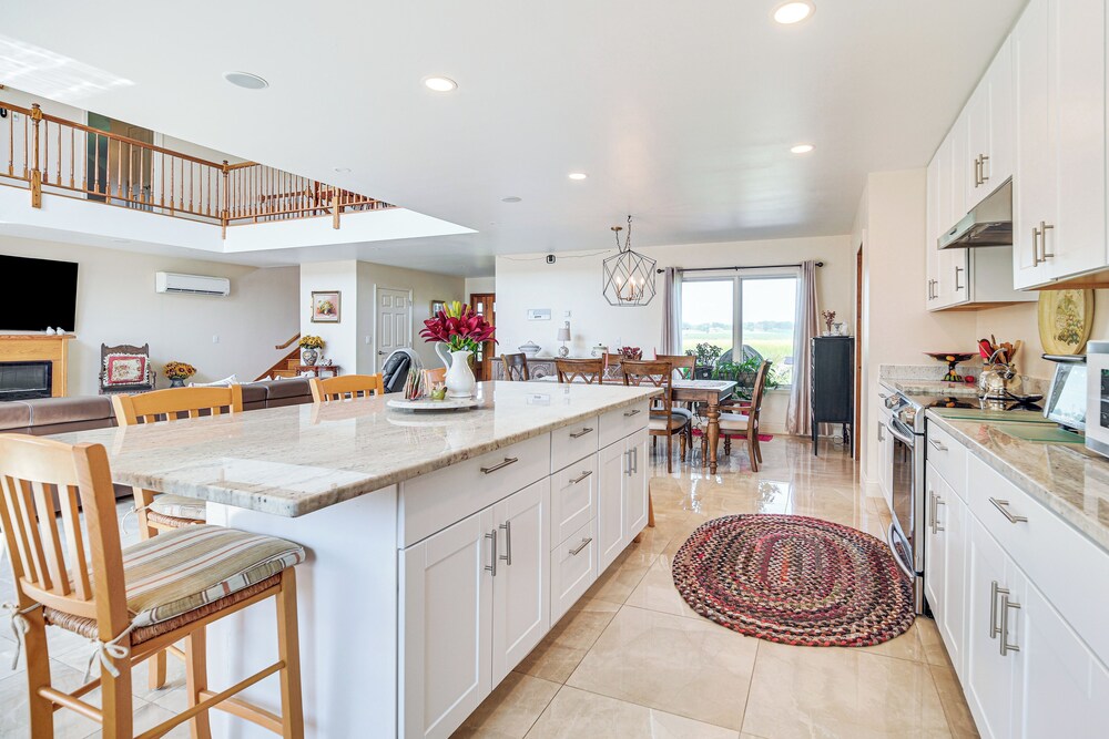 Grill Out, Play Pool: Huge Home on Lake Champlain!