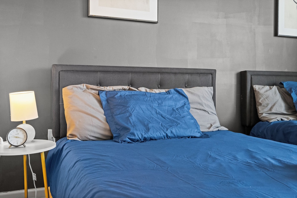 Upscale King 2BR Suite Mins to Charlotte