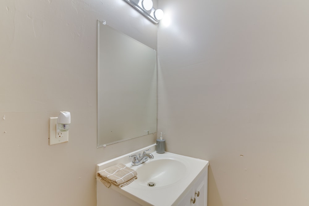 < 1 Mi to Pleasure Pier: Unit in Galveston!