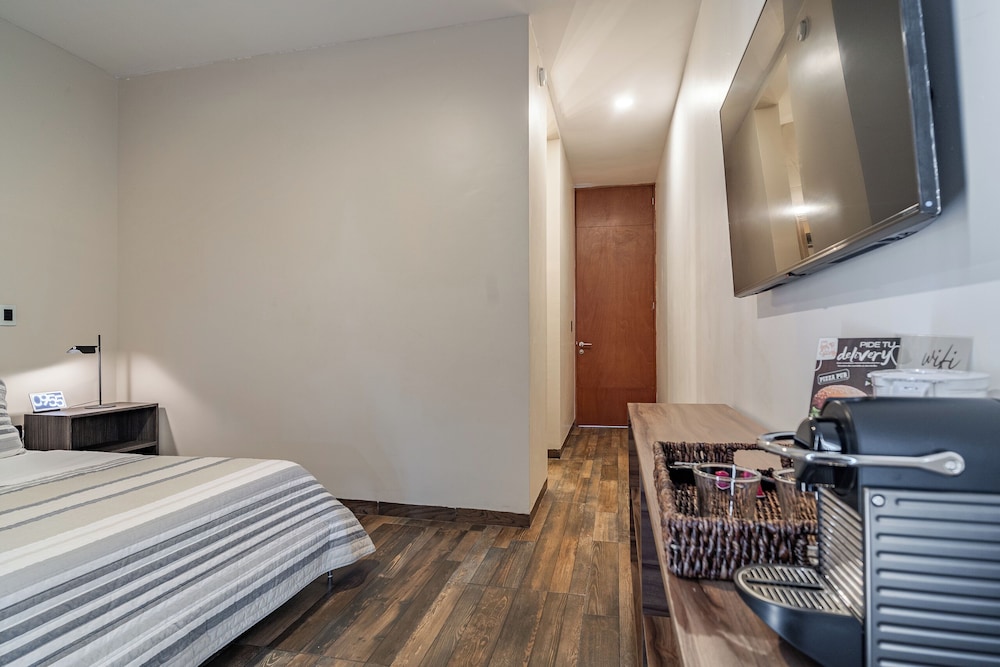 Luxurious 5-bedroom House With Air-conditioning & Private Rooftop in Juriquilla