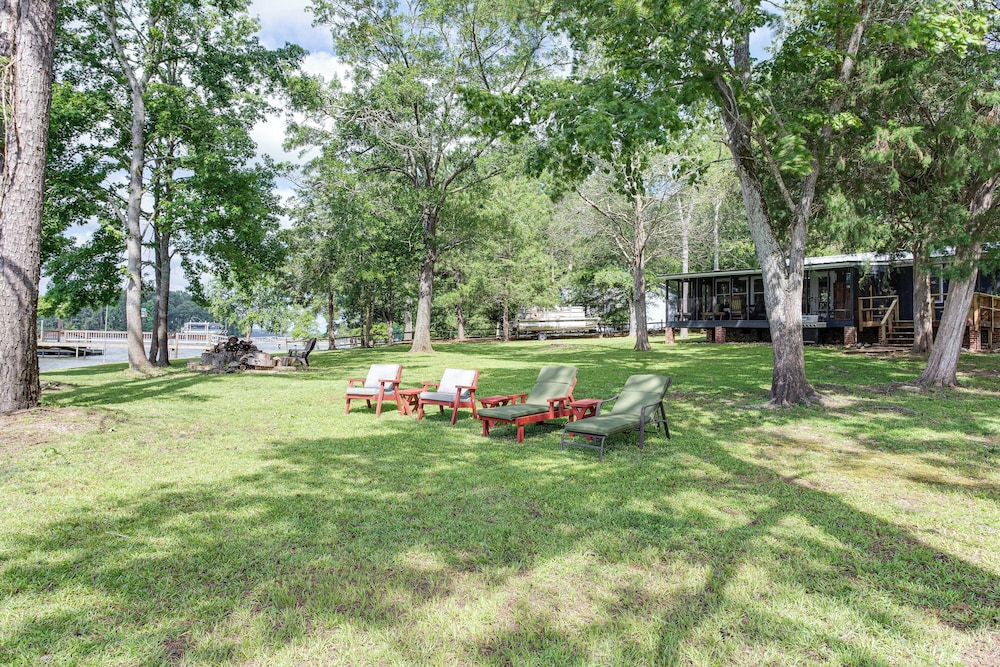 Lake Wateree Retreat: Dock & Screened Porch!