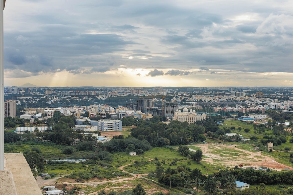Skyline Haven by Red Olive4bhk30mins Airport