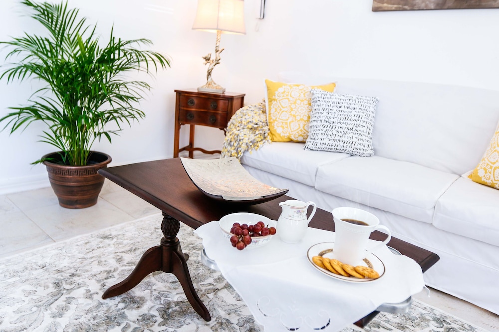 Cattleya's New Kingston Guest Apartment