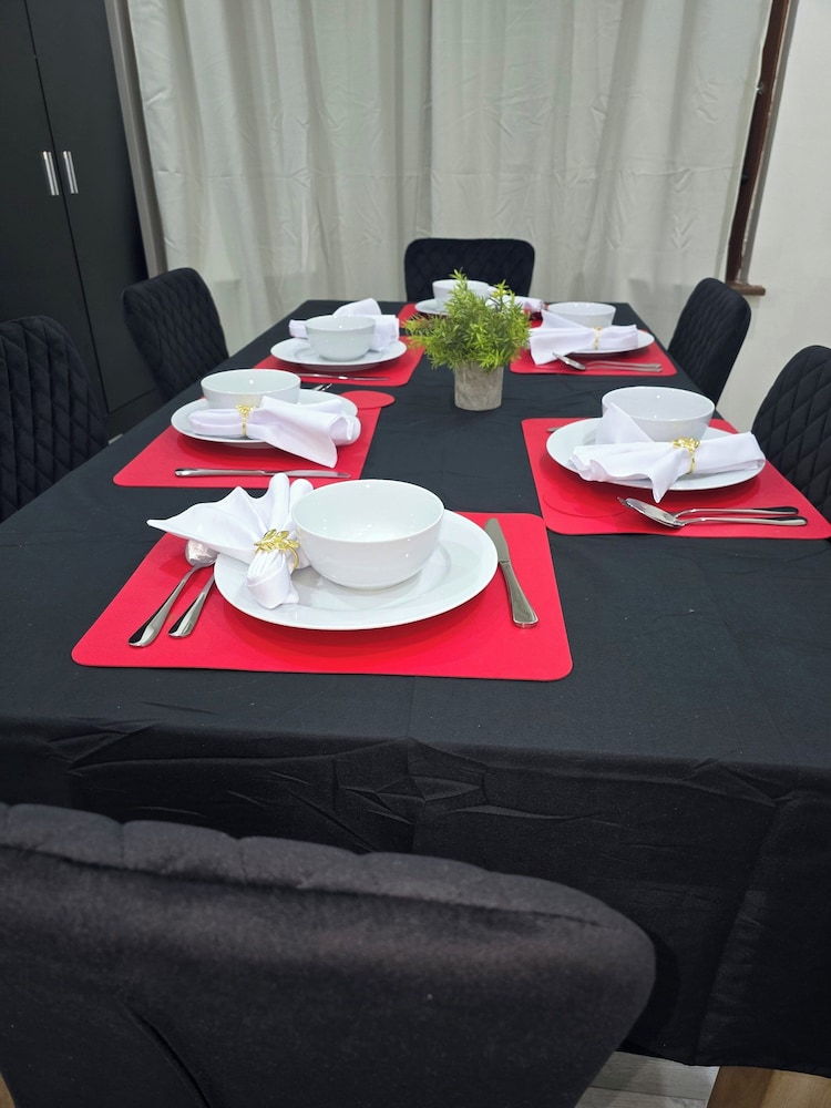 Colindale/sleeps7/privategarden/3br/freeparking/