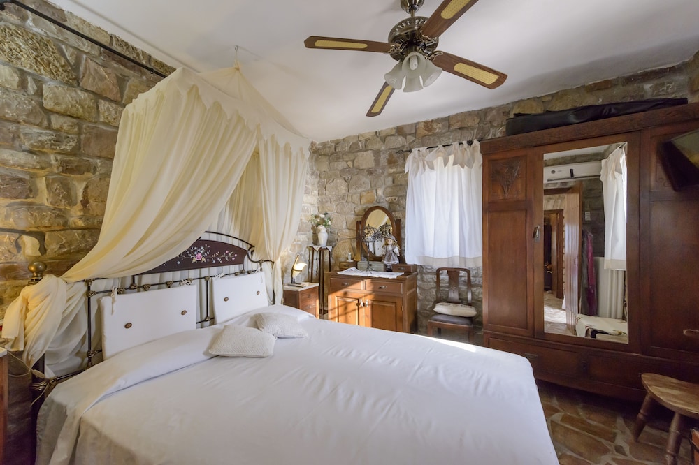 Majestic Chateau - Spectacular Seascapes & Pool