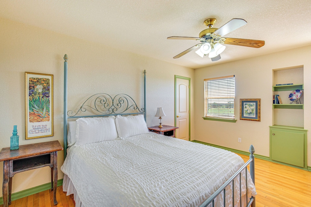 30 Mi to Fort Worth: Rural Retreat w/ Patio!