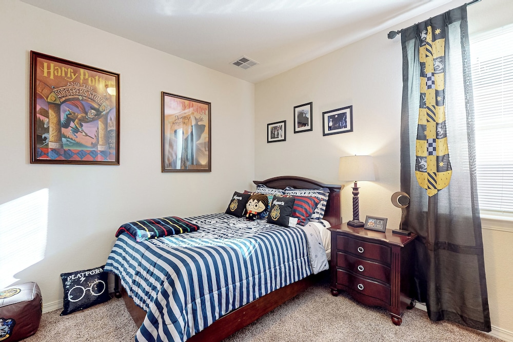 4BR w/ Private Yard, Outdoor Games, Grill, & W & D