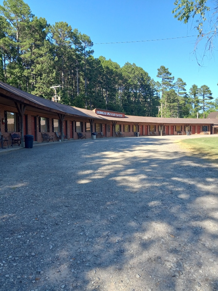 Cedar Falls Motel - Property Image 3