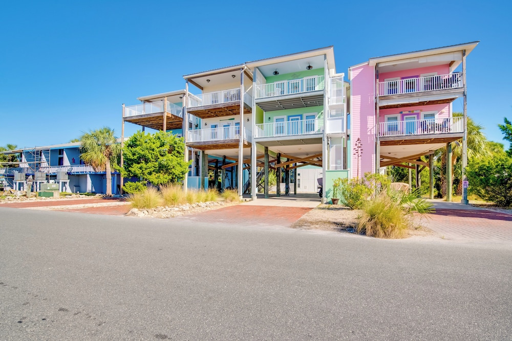 Oceanfront Oasis in Cedar Key w/ 2 Balconies! view 2