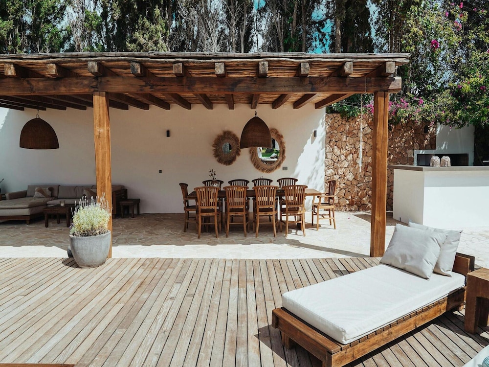 Luxurious Villa With Bright Terrace