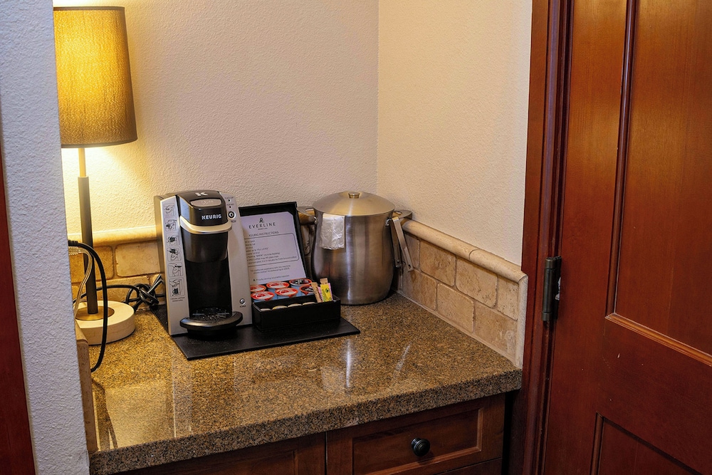 2BR Condo w/ Pool Access, Hot Tub, & ski In/out