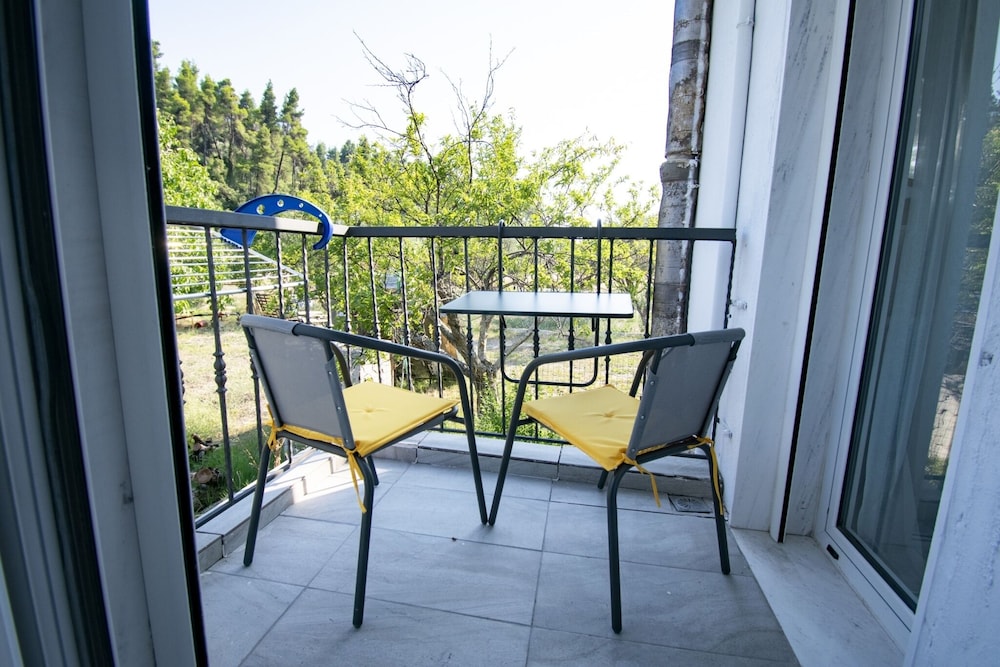 Forest View Apartment 1 by Rentalspro