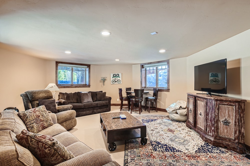 Marksberry Lodge 4 Bedroom Home by RedAwning