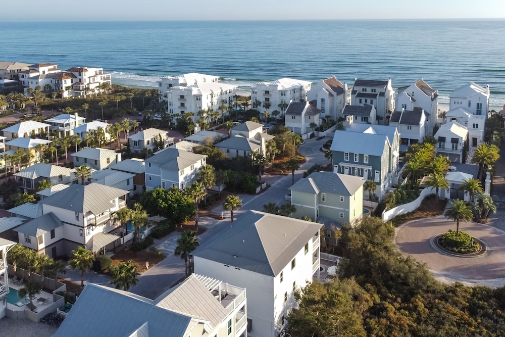 Fin by Avantstay 9 BR Destin Oasis With Pool Spa Walk to Beach