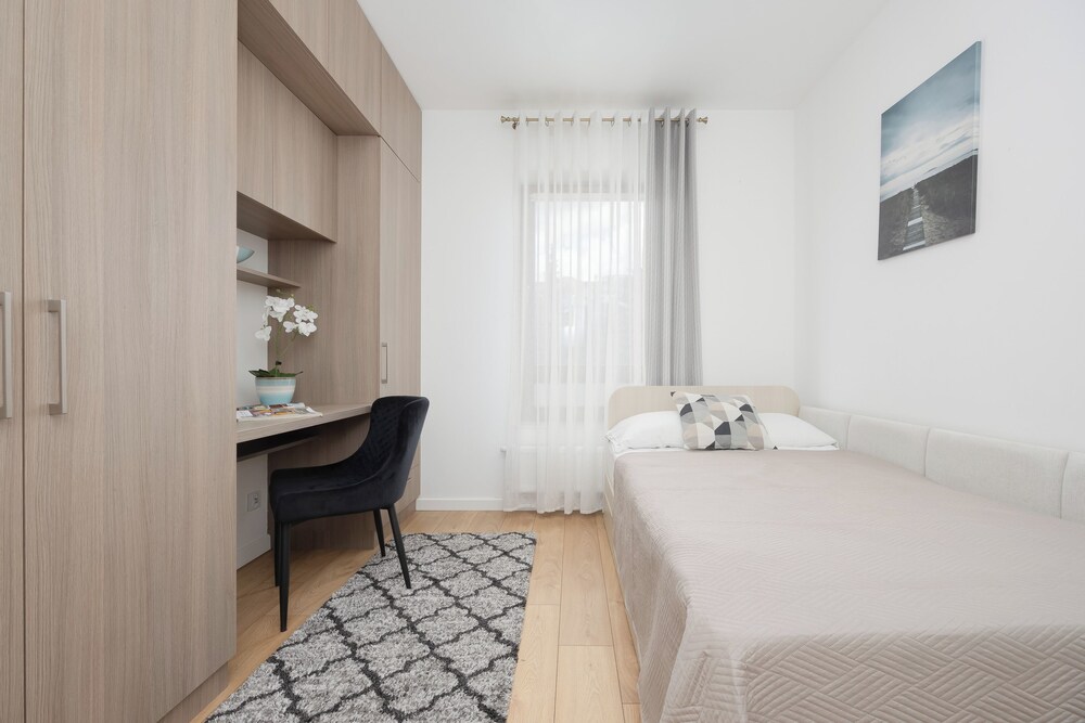 Apartment With Parking by Renters view 5