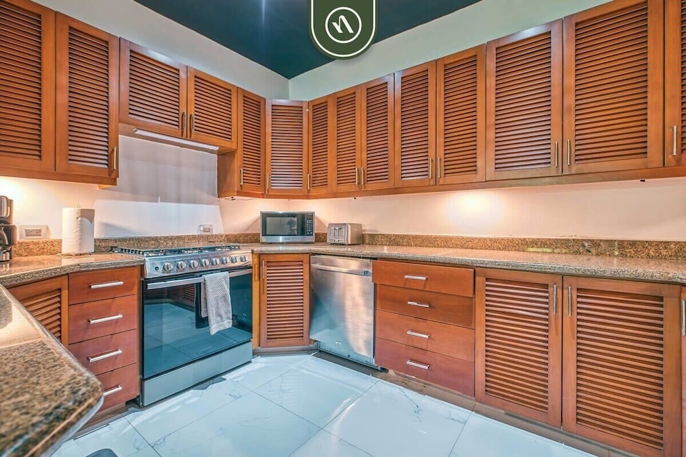 Modern 2BR Condo in Old Town - Private Terrace