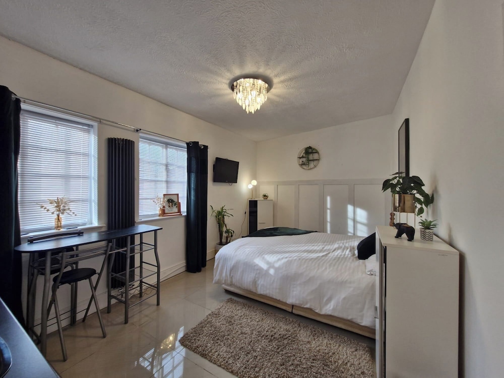 Beachside Retreat - Pets Ok - Free Parking