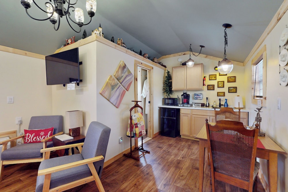 1BR Rustic Cabin w/ Kitchenette, Streaming & Wifi