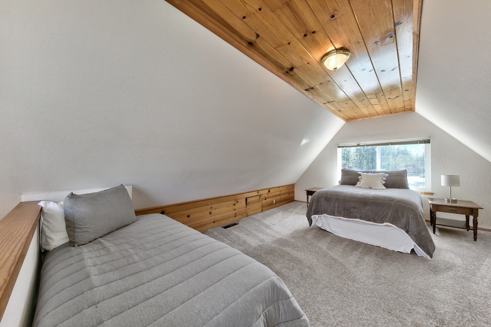 853p Lakeside Beach 4 Bedroom Home
