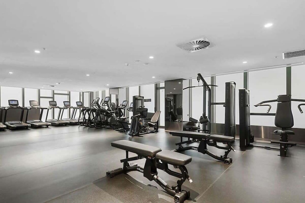 A 2BR Apt With Stunning City Views, Free Parking