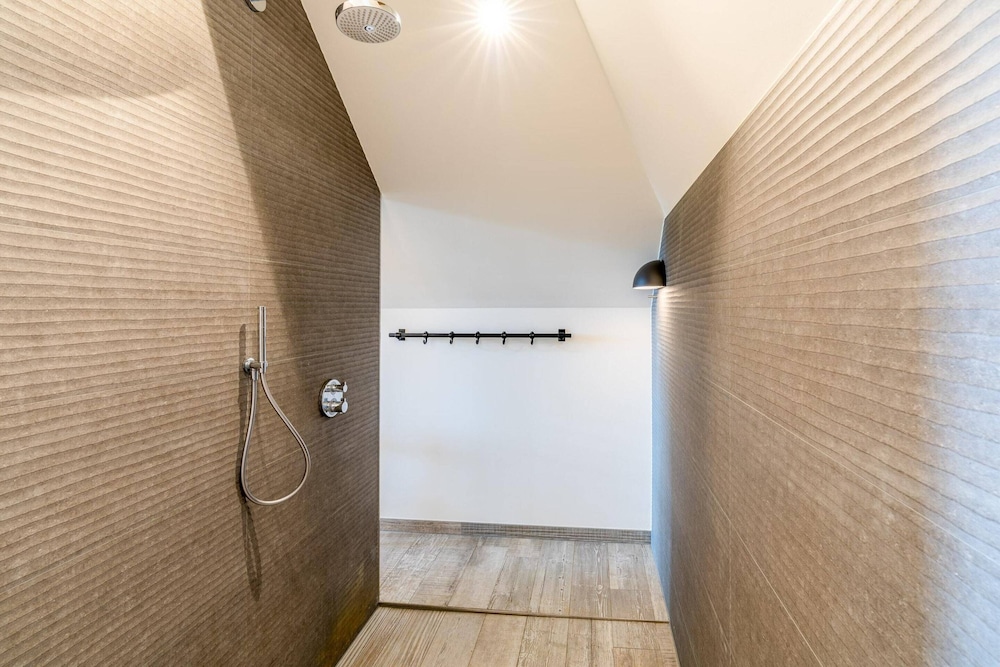 Stylish Overnight Stay With a hot tub and Atmospheric Fireplace