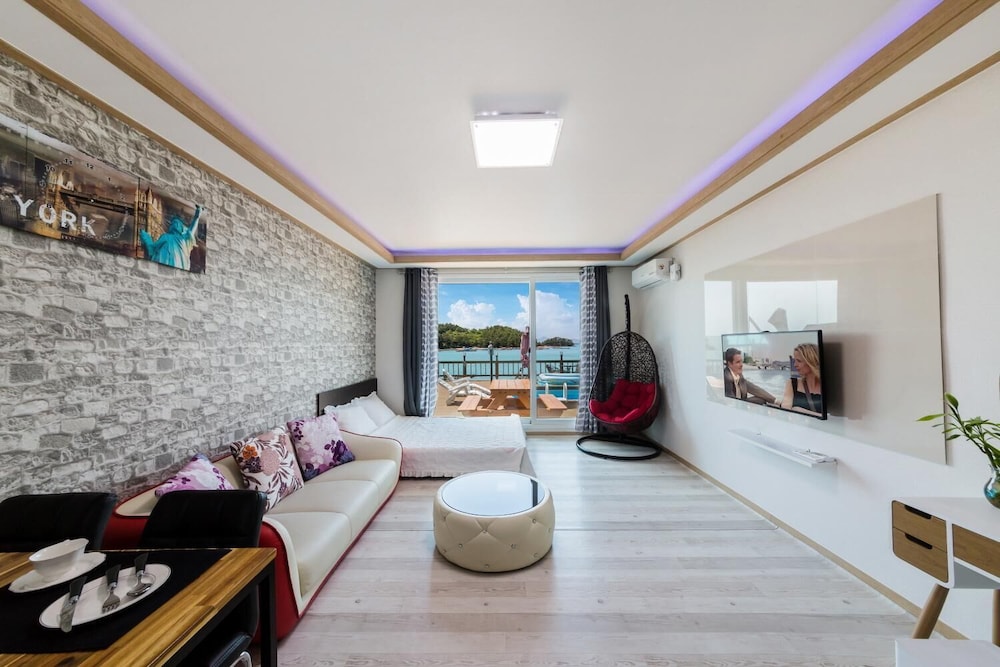 Yeosu Dolsanmaru Pension