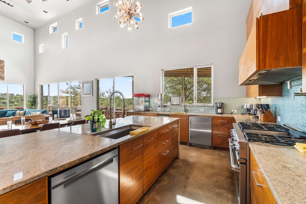 Luxury 7BR Hill Country Gem With Barndominium