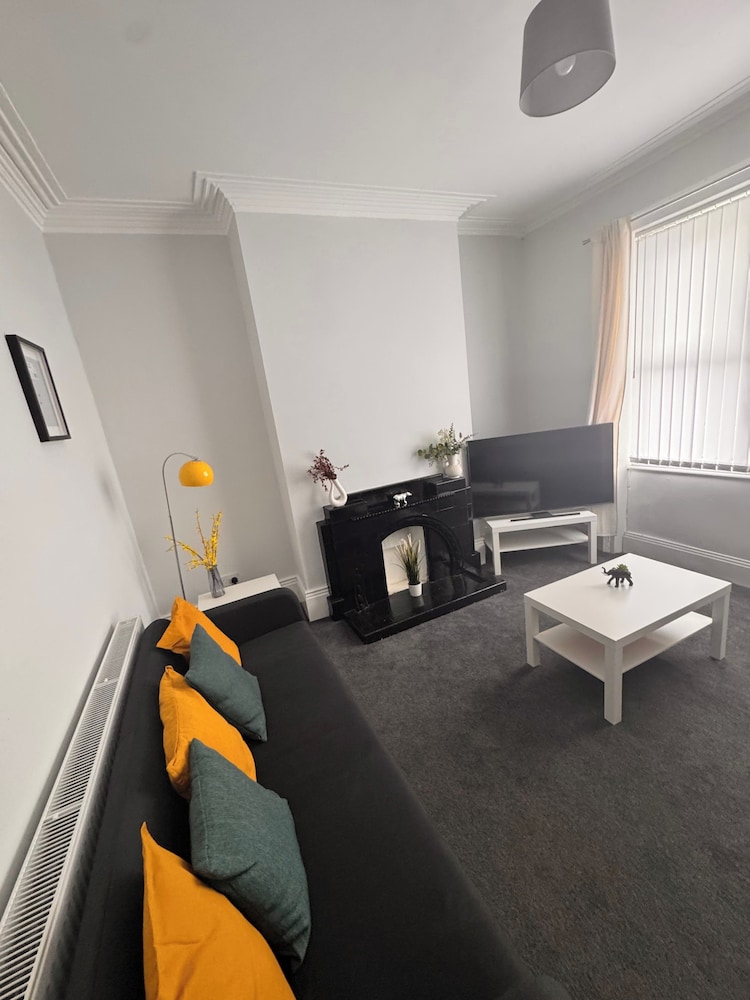 House - Sleeps 6 - Pet Friendly - Garden - Parking