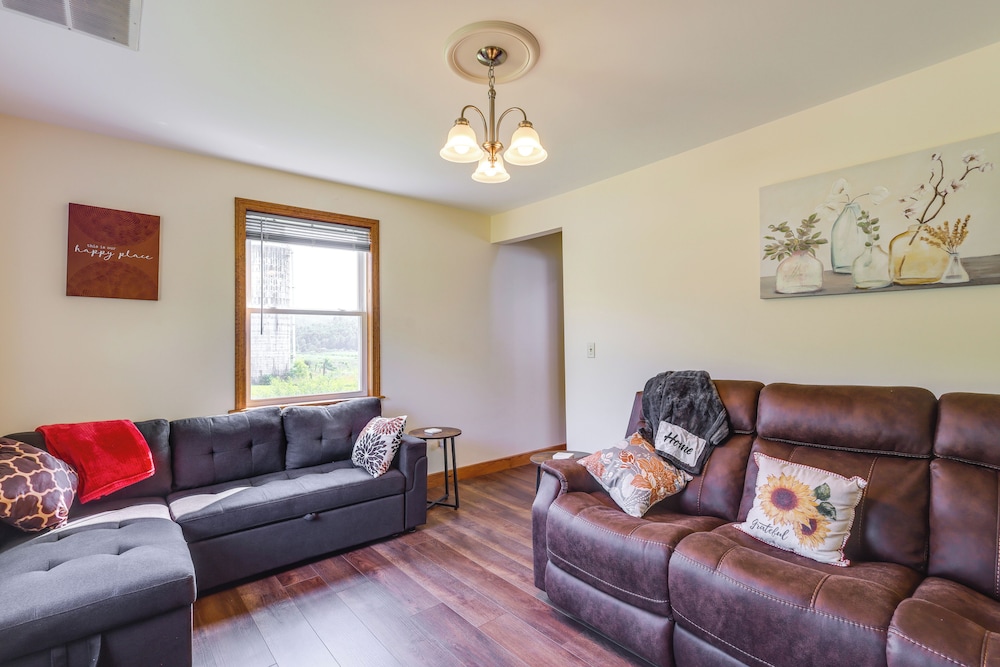 4 Mi to Dtwn Granville: Family Home w/ Deck!