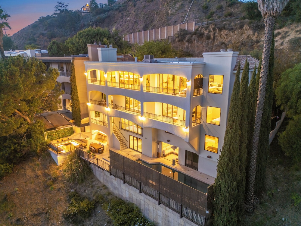 Villa Solea - Mulholland Retreat w/ Pool, Spa & Iconic LA Views