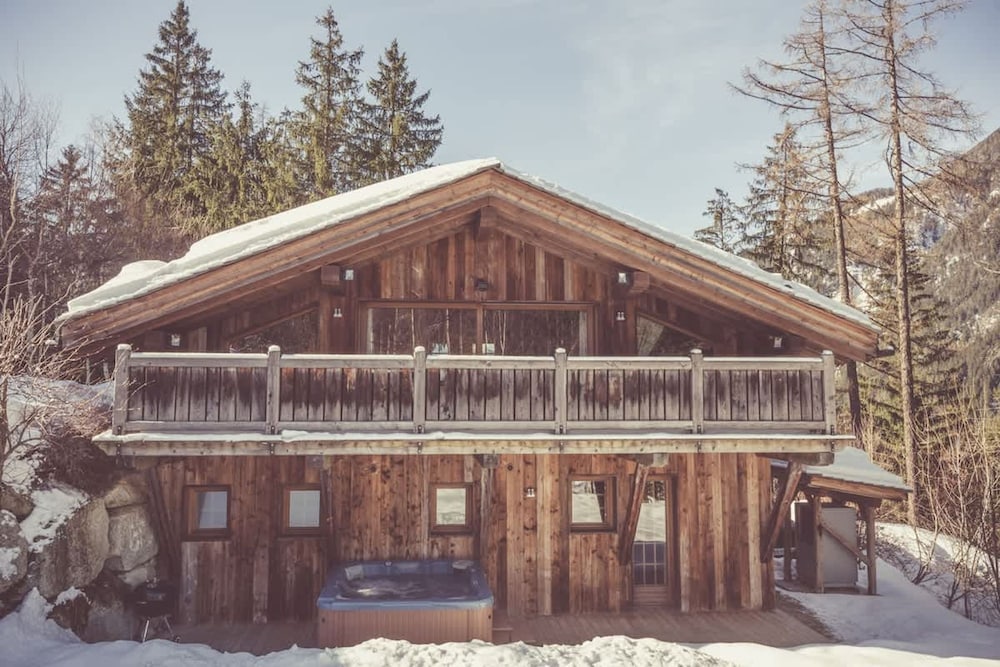 Luxury 3 Bedroom Chalet Jacuzzi Sauna