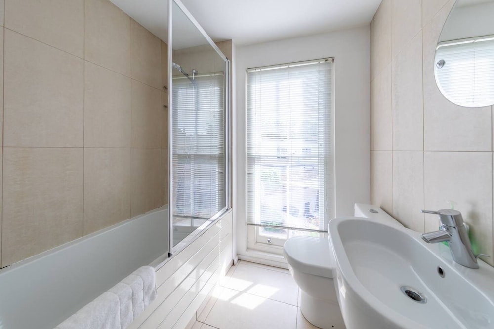 Stylish 2 Bedroom Home in Islington With Garden