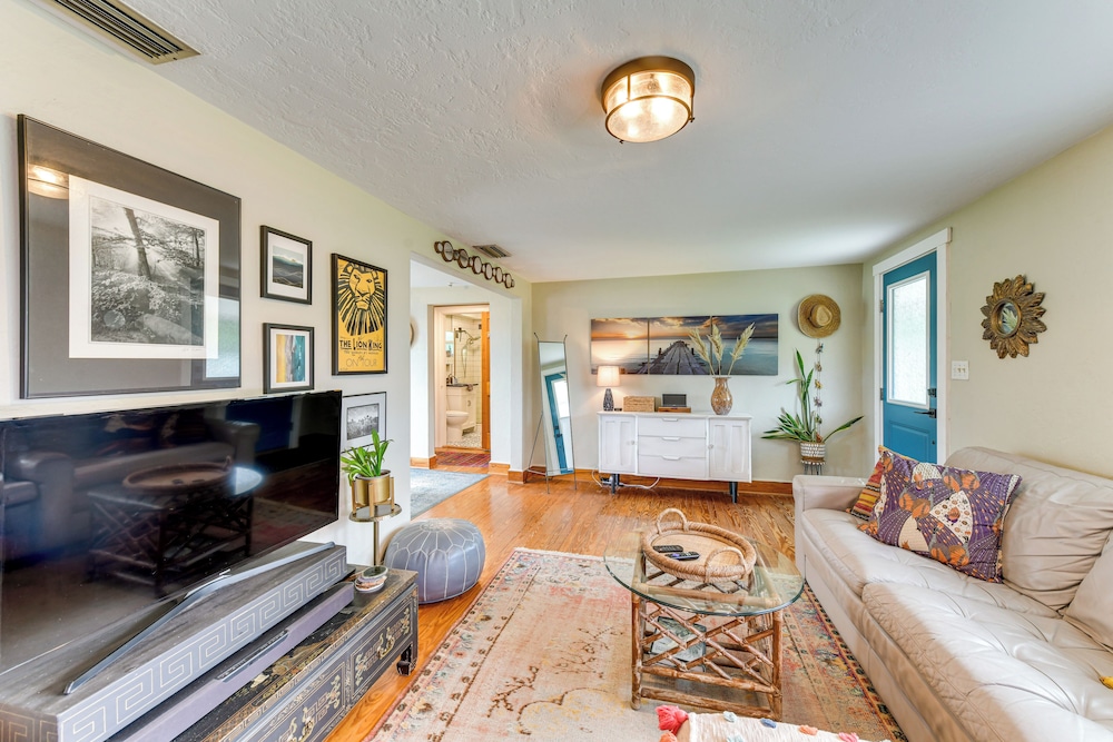 < 3 Mi to Dtwn: Pet-friendly Sarasota Stay w/ Yard