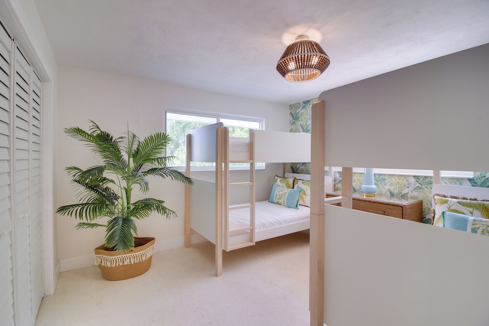 Steps to Gulf: Sleek Top-floor Apt in Tavernier!