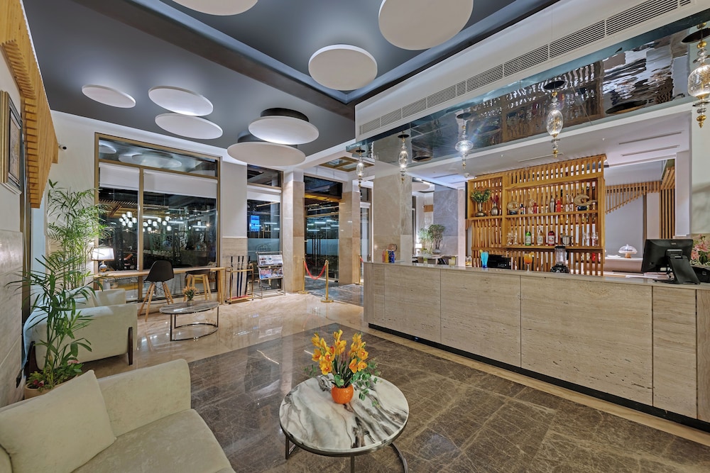 Hays AIR By Ahuja Residences - Golf Course Ext. Road & Sector 51