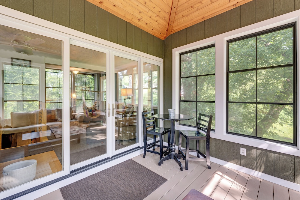 Lake Geneva Family Gem w/ Fenced Dog Run!