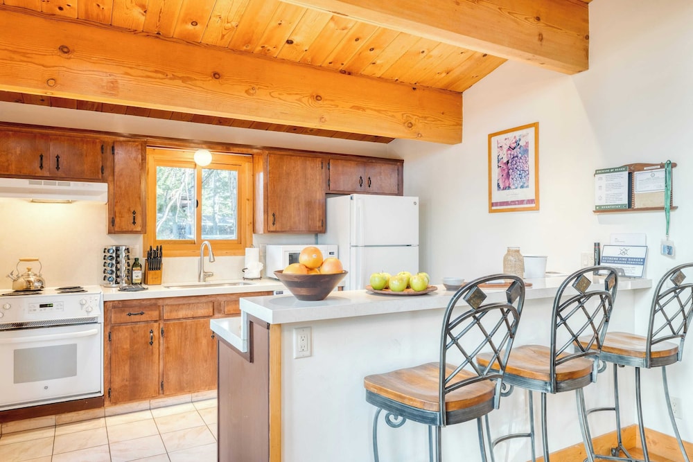 Lake + Beach Access, Pool, Tennis Walk to Chambers Tahoe Timber by Avantstay