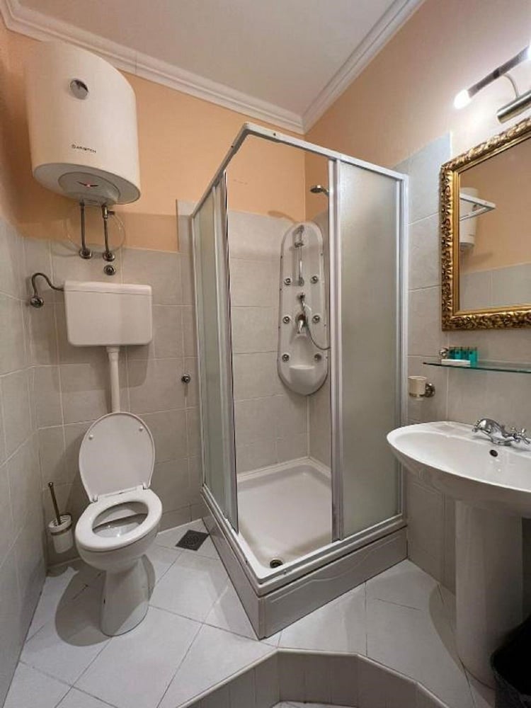 Amoret Apartments