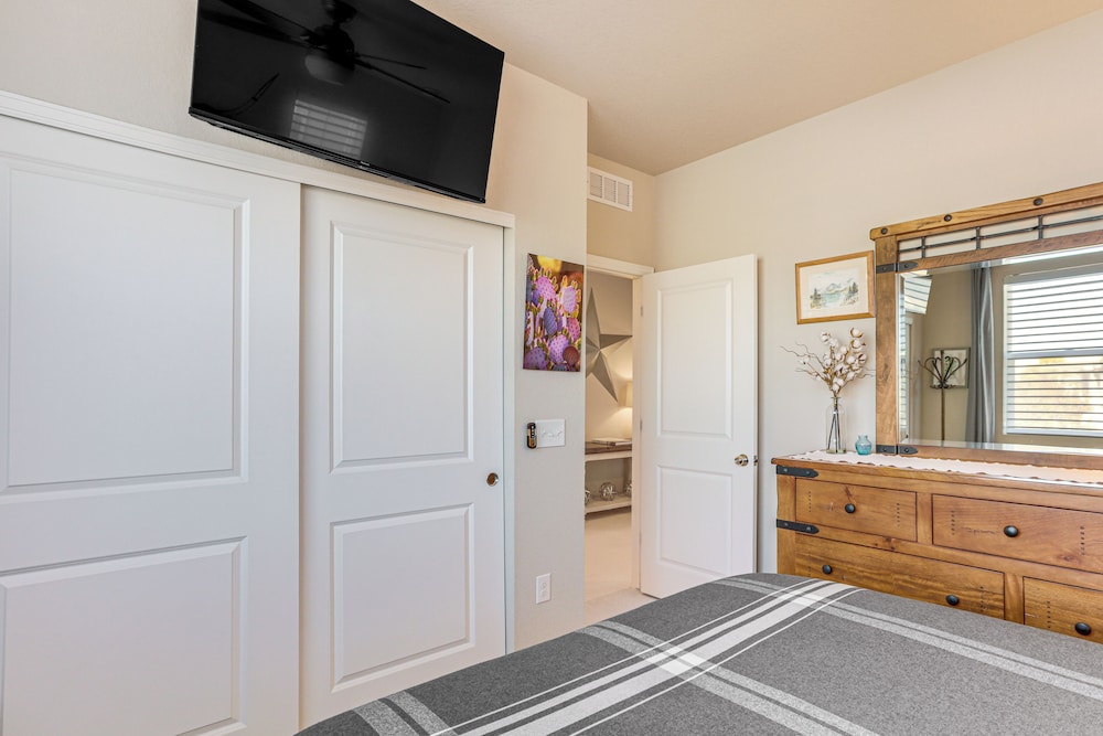Walk to Light Rail! Townhome 9 Mi to Dtwn Denver
